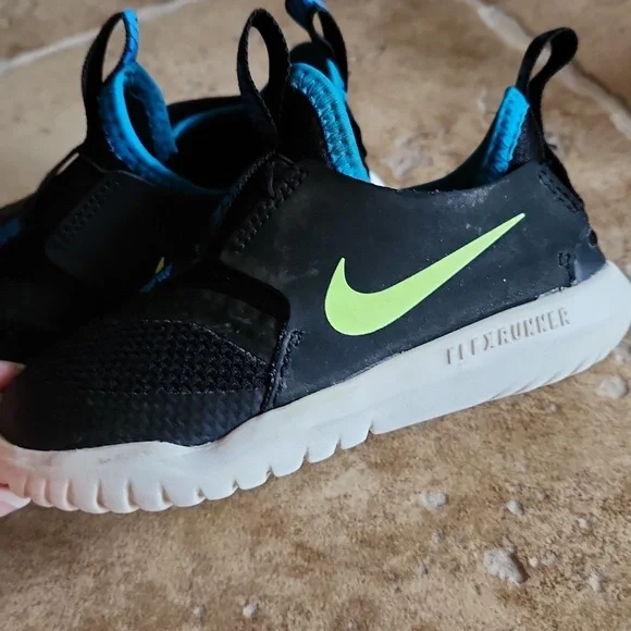 Nike boys black with yellow swoosh shoes size 7 - Picture 4 of 10